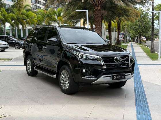 TOYOTA HILUX 2.8 D-4D TURBO DIESEL CD SRX 4X4 AUTOMÁTICO TOYOTA HILUX 2.8 D-4D TURBO DIESEL CD SRX 4X4 AUTOMÁTICO